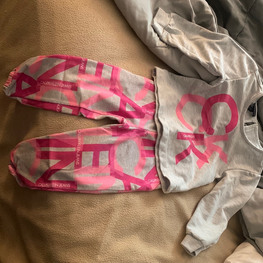Calvin Klein girl toddler outfit gray/pink